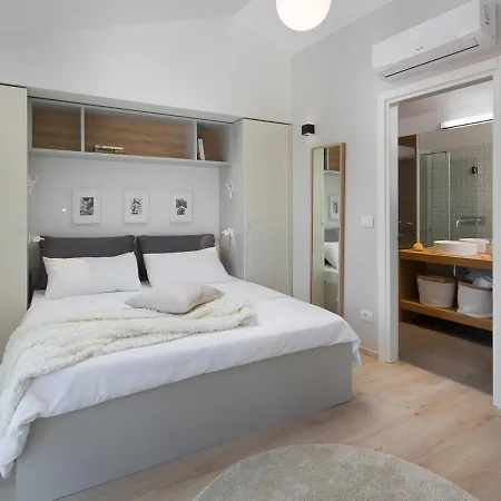 Vila Vabriga Sleeps 6 With Pool And Air Con Tar-Vabriga