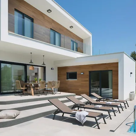 Villa Vabriga Sleeps 6 With Pool And Air Con