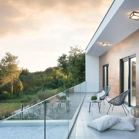 Vabriga Sleeps 6 With Pool And Air Con