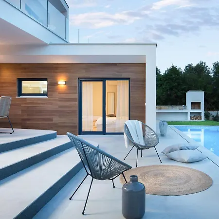 Vabriga Sleeps 6 With Pool And Air Con *